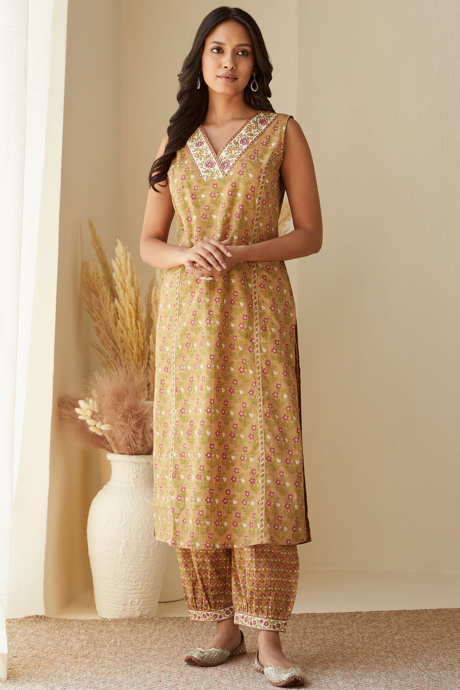 3_180_310.jpg Rosheen Mehr Sanganeri Kurta - Image 1