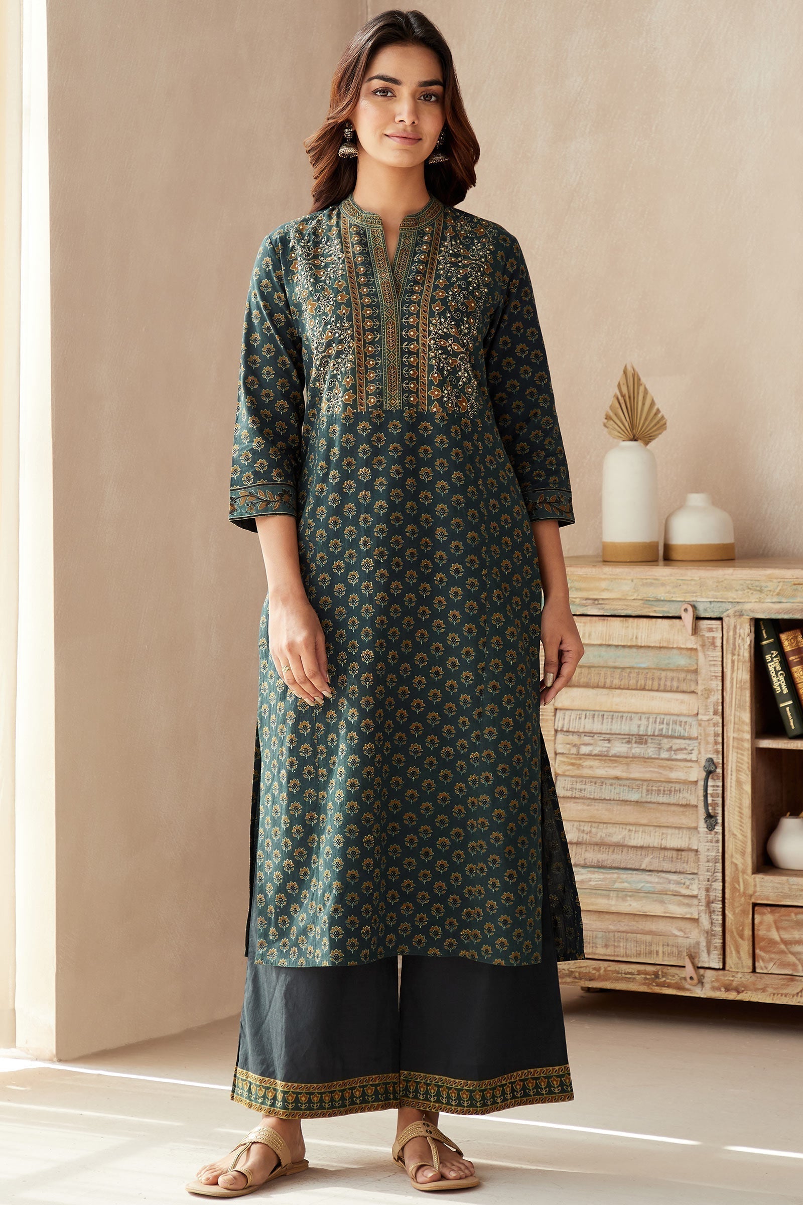 43_1_31.jpg Sehra Zafina Ajrak Kurta - Image 1