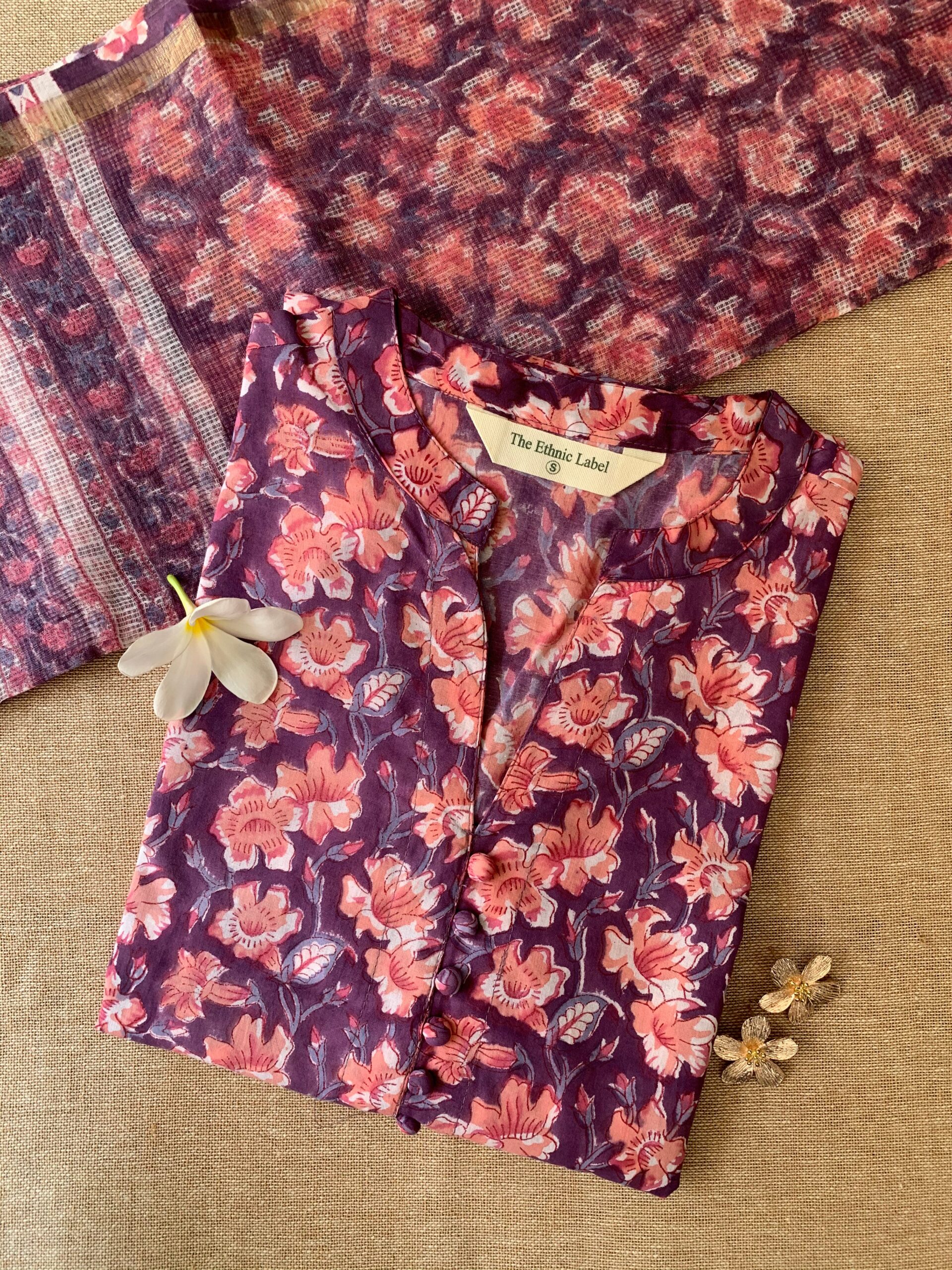 IMG_0717_a9d2196b-5482-4874-be97-ccaced342888-scaled-1.jpg "Darpan" Collared Cotton kurta with kota doria dupatta-2pc - Image 1