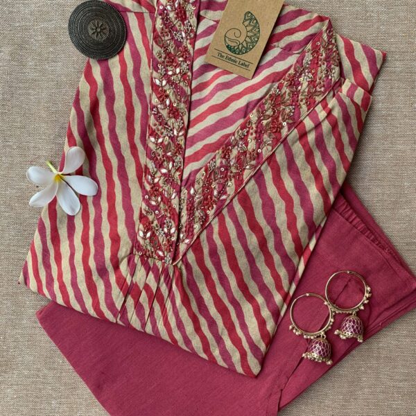 "Sandhya" Hand Embroidered Muslin Kurta Set(2pc)