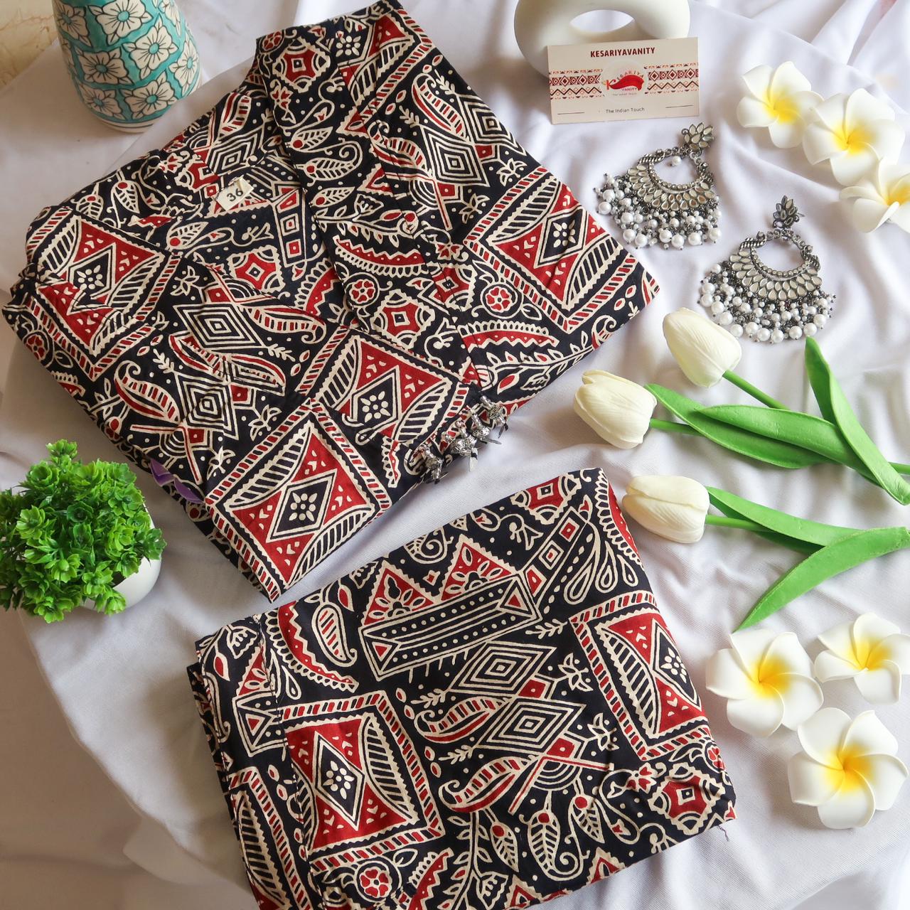 WhatsAppImage2023-10-17at14.28.44_433fa832_8058cfd8-0da1-4df8-9d8a-71f6d6c660f2.jpg Dark Artistic V-Neck Suit Set - Image 1